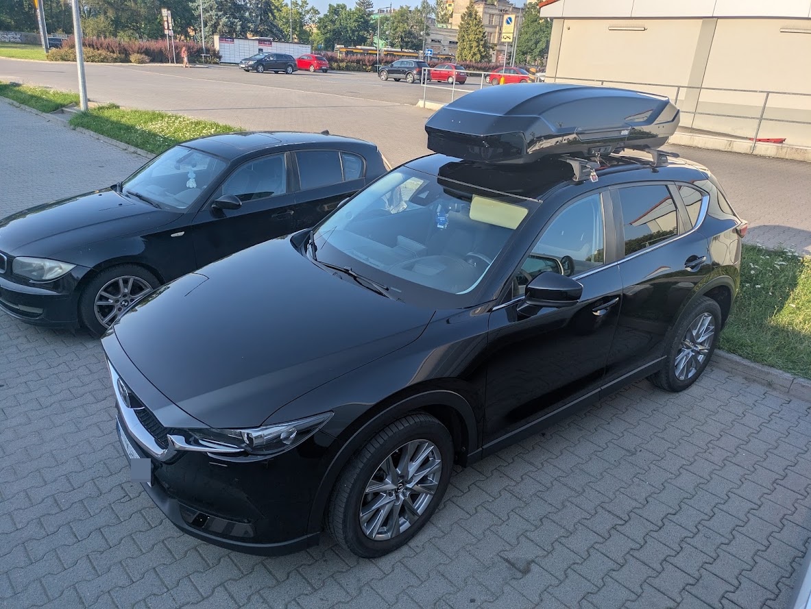Mazda CX-5 z boxem Thule Motion 3 L ? widok z przodu z wyższej perspektywy